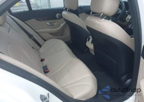 2017 Mercedes-Benz C 300 4Matic z USA, uszkodzony, nr VIN 55SWF4KB7HU207186